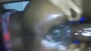 Чернокожая давалка трахнута большим хуем бывшего парня